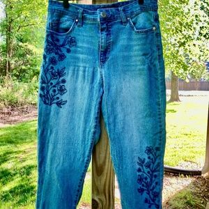 Bandolino Women's Capris. Size 10. Light Blue Denim.